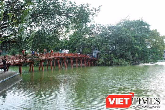 Sẽ trả lại màu xanh vốn có của Hồ Gươm - Ảnh: Q.V