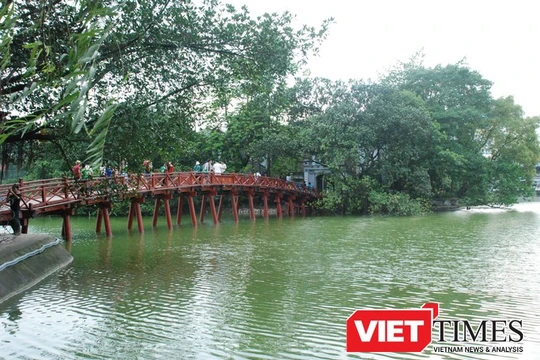 Sẽ trả lại màu xanh vốn có của Hồ Gươm - Ảnh: Q.V