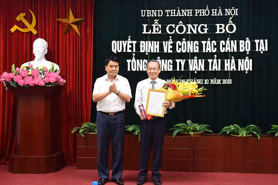 Chủ tịch UBND TP Nguyễn Đức Trung trao quyết định bổ nhiệm cho ông Nguyễn Hoàng Trung/ Ảnh: Hanoi.gov.vn