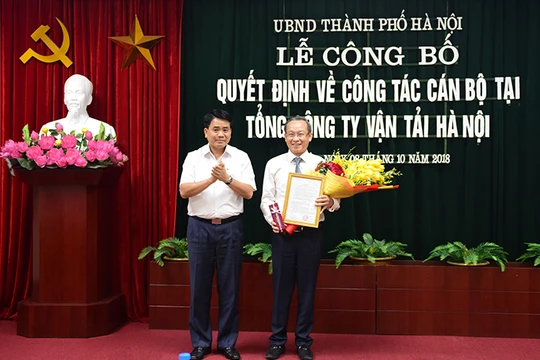 Chủ tịch UBND TP Nguyễn Đức Trung trao quyết định bổ nhiệm cho ông Nguyễn Hoàng Trung/ Ảnh: Hanoi.gov.vn