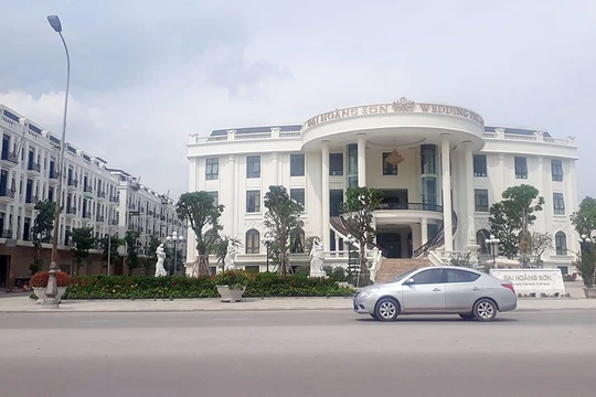 Trung tâm tổ chức sự kiện và biểu diễn nghệ thuật cao 4 tầng gồm 3 tầng nhà và 1 tầng trệt nằm ngay mặt tiền đại lộ Hùng Vương/ Ảnh: Tiền Phong