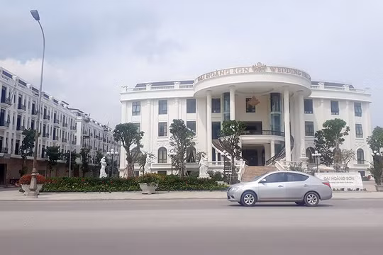 Trung tâm tổ chức sự kiện và biểu diễn nghệ thuật cao 4 tầng gồm 3 tầng nhà và 1 tầng trệt nằm ngay mặt tiền đại lộ Hùng Vương/ Ảnh: Tiền Phong