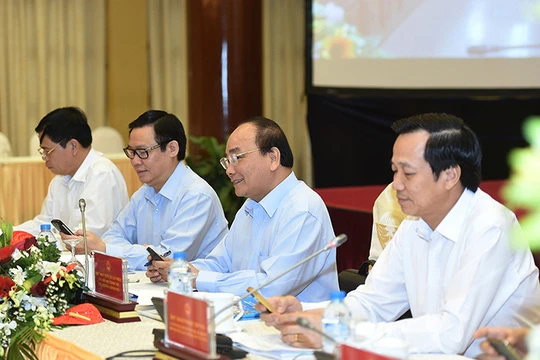 Thủ tướng Nguyễn Xuân Phúc, Phó Thủ tướng Vương Đình Huệ cùng nhắn tin ủng hộ người nghèo.