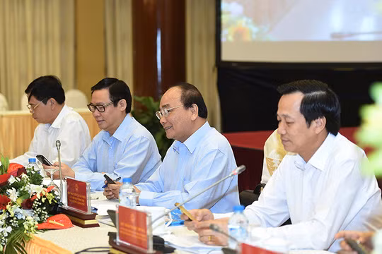 Thủ tướng Nguyễn Xuân Phúc, Phó Thủ tướng Vương Đình Huệ cùng nhắn tin ủng hộ người nghèo.