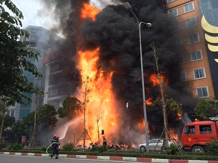 Cháy quán karaoke ở đường Trần Thái Tông, quận Cầu Giấy.