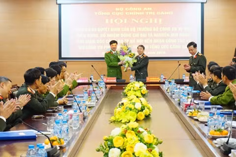 Trung tướng Trần Bá Thiều, Tổng cục trưởng Tổng cục Chính trị CAND tặng hoa chúc mừng đại tá Nguyễn Duy Ngọc (Ảnh Dân Việt)