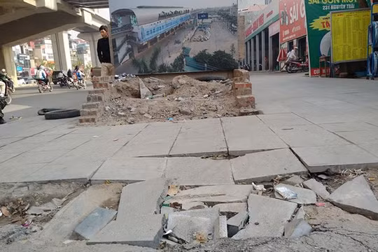 Vỉa hè trên đường Nguyễn Trãi thuộc địa bàn phường Thượng Đình, Thanh Xuân vừa lát xong đã phải lột lên sửa lại. Ảnh: Minh Đức/Tiền phong