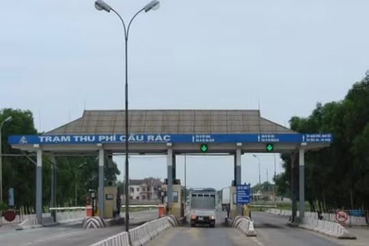 Người dân địa phương bức xúc việc thu phí qua trạm BOT Cầu Rác.