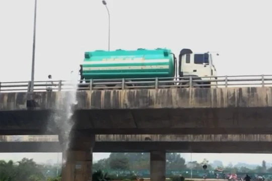 Cảnh tưới cây trên Đại Lộ Thăng Long