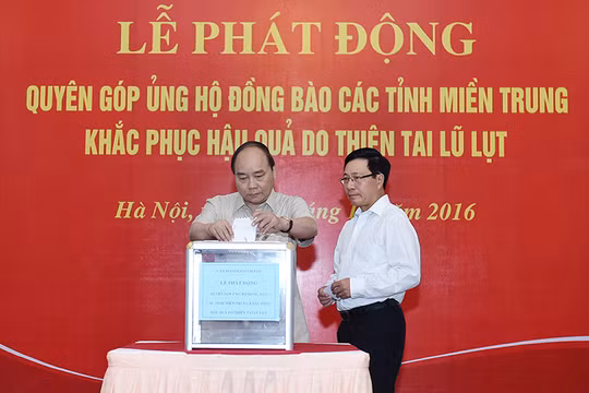 Thủ tướng tham gia buổi quyên góp, ủng hộ đồng bào miền Trung