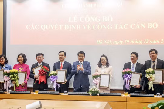 Buổi lễ công bố các quyết định công tác cán bộ - Ảnh: Hà Nội mới.