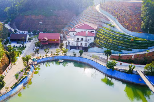 Khu dinh thự của bà Hoàng Thị Huệ, vợ ông Phạm Sỹ Quý – Giám đốc Sở Tài nguyên và Môi trường tỉnh Yên Bái. (Ảnh: Nguyễn Dương)