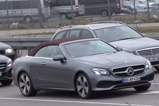 Mercedes-Benz E-Class Cabriolet bản E400 4Matic bất ngờ xuất hiện trên đường phố tại Đức. Đây là lần đầu tiên, Mercedes cung cấp hệ truyền động bốn bánh trên phiên bản mui trần.