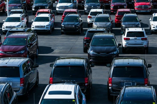 Extreme Dodge giảm tới 20% giá bán cho khách hàng vào thời điểm nhiều hàng tồn kho. Ảnh: New York Times. 