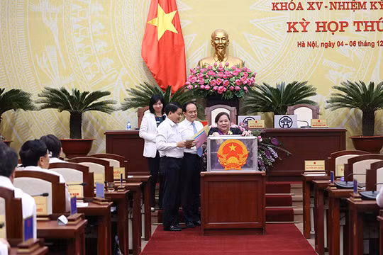 Các đại biểu HĐND Tp. Hà Nội thực hiện bỏ phiếu tín nhiệm với các chức danh. (Ảnh: Hanoi.gov.vn)