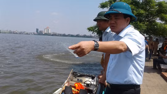 Ngay sau khi có hiện tượng cá Hồ Tây chết hàng loạt, Chủ tịch UBND TP Nguyễn Đức Chung đã đi kiểm tra.