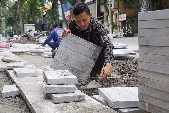 Các dự án chuẩn bị lát vỉa hè của các quận, huyện, thị xã phải tạm dừng để rà soát lại - Ảnh: Tiền Phong