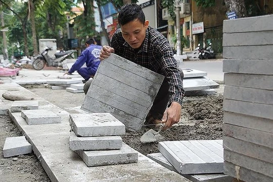 Các dự án chuẩn bị lát vỉa hè của các quận, huyện, thị xã phải tạm dừng để rà soát lại - Ảnh: Tiền Phong