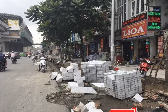 Vỉa hè tại quận Hà Đông được trang trí lại bằng đá tự nhiên.