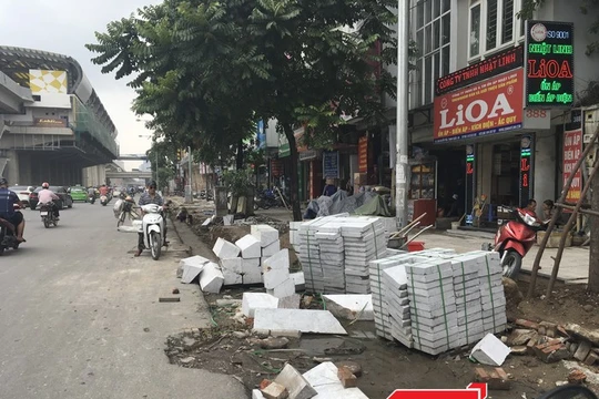 Vỉa hè tại quận Hà Đông được trang trí lại bằng đá tự nhiên.