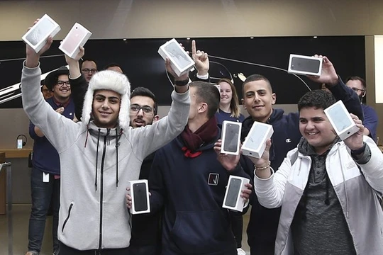 iPhone sẽ tăng giá gấp đôi nếu sản xuất tại Mỹ. Ảnh: Business Insider.