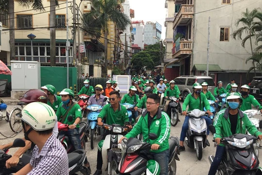 Nhiều tài xế GrabBike kêu gọi đình công phản đối mức chiết khấu mới. Ảnh: Grab.