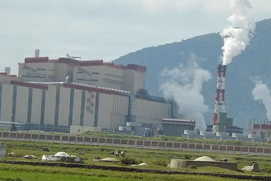 Hệ thống ống khói tại các lò thiêu kết của Formosa đang xả thải vượt ngưỡng quy chuẩn Việt Nam nhiều lần - Ảnh: Zing