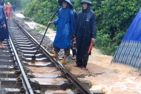 Nhiều đoạn đường tại khu vực Quảng Bình bị xói mòn.