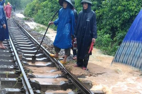 Nhiều đoạn đường tại khu vực Quảng Bình bị xói mòn.