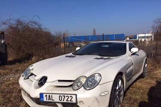 Mercedes-Benz SLR McLaren bị bỏ rơi