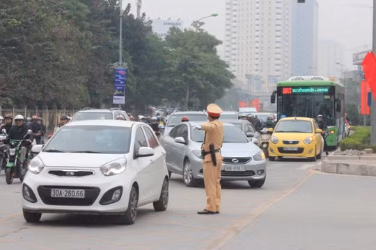 Việc các phương tiện giao thông lấn làn, tạt đầu xe buýt BRT diễn ra vẫn phổ biến.