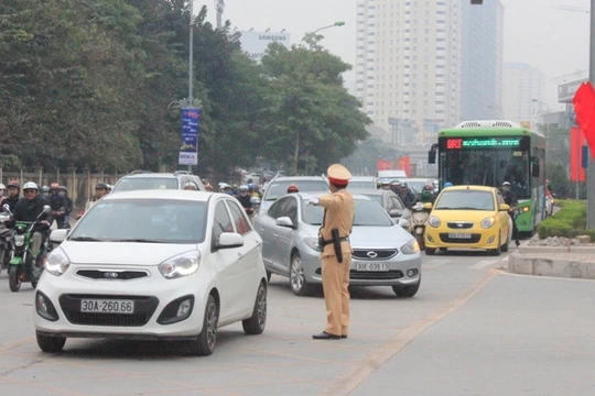Việc các phương tiện giao thông lấn làn, tạt đầu xe buýt BRT diễn ra vẫn phổ biến.