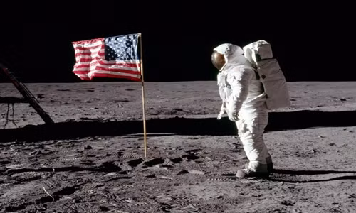 Phi hành gia Buzz Aldrin đứng bên cạnh một lá cờ trên Mặt Trăng. Ảnh: NASA.