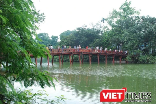 Có 02 tập thể được Chủ tịch TP Hà Nội khen thưởng trong việc cải tạo môi trường nước Hồ Hoàn Kiếm.