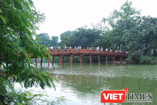 Có 02 tập thể được Chủ tịch TP Hà Nội khen thưởng trong việc cải tạo môi trường nước Hồ Hoàn Kiếm.