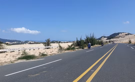 Con đường dẫn xuống khu vực cảng Vân Phong/ Ảnh: tuoitre.vn