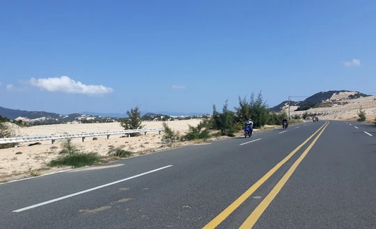 Con đường dẫn xuống khu vực cảng Vân Phong/ Ảnh: tuoitre.vn