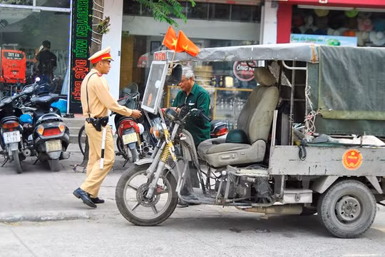 Sở GTVT Hà Nội vừa đề xuất lộ trình hạn chế, tiến tới cấm sử dụng xe ba bánh chở hàng hóa trên địa bàn TP. (Ảnh minh họa, nguồn Vietnam+).
