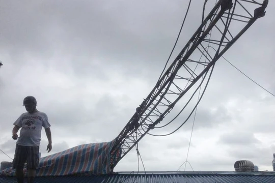 Cột thu phát sóng đổ gãy gây chết người tại Hà Nội