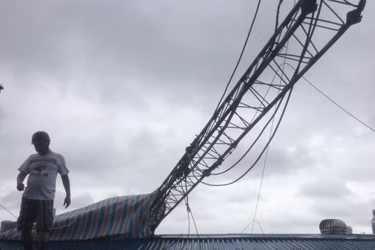 Cột thu phát sóng đổ gãy gây chết người tại Hà Nội