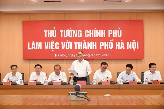 Thủ tướng nguyễn Xuân Phúc và các Phó Thủ tướng Chính phủ làm việc với lãnh đạo TP. Hà Nội. Ảnh: VGP/Quang Hiếu