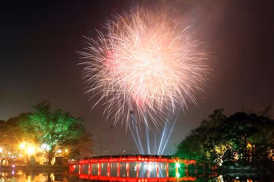 Hà Nội sẽ bắn pháo hoa tại 30 quận, huyện dịp Tết Nguyên đán 2018 - Ảnh/Thanh niên.