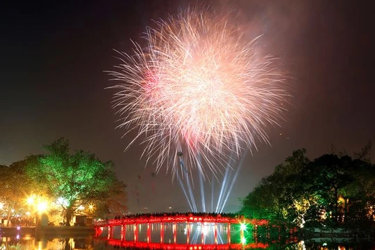 Hà Nội sẽ bắn pháo hoa tại 30 quận, huyện dịp Tết Nguyên đán 2018 - Ảnh/Thanh niên.