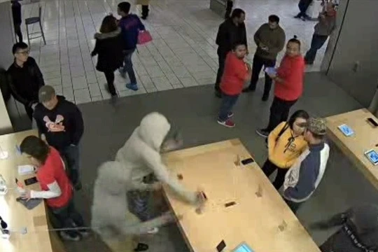 Toán cướp mặc áo trùm đầu xông vào Apple Store ở San Francisco, Mỹ. Ảnh: CBS.