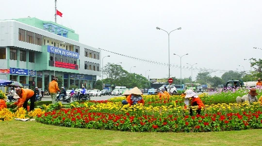 Công nhân Công ty cây xanh thành phố trang trí hoa tại khu vực nút giao thông cầu Rào, phục vụ Tết Nguyên đán Đinh Dậu 2017. (Ảnh: Báo Hải Phòng)