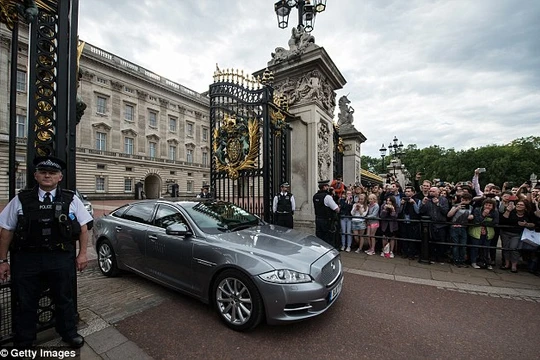 Chiếc Jaguar XJ bọc thép đã đưa Thủ tướng Anh.