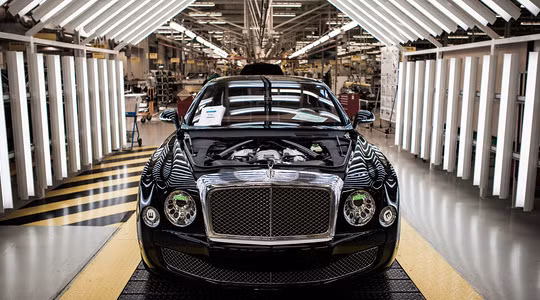 Một chiếc Bentley đang được hoàn thiện bên trong nhà máy của hãng tại Crewe (Anh).