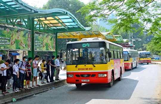 Hiện nay Hà Nội đang thay thế hàng loạt xe bus, với trang thiết bị hiện đại hơn - Ảnh: Báo Giao thông