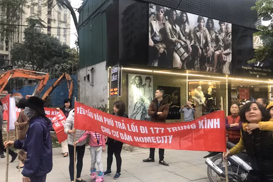 Trong ngày 07/03 và 11/03, cư dân Home city đã căng băng rôn yêu cầu chủ đầu tư dừng thi công công trình Trường Tiểu học để trả lại lối đi.