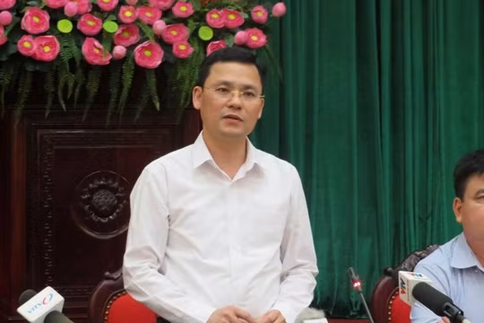 Chánh Văn phòng UBND TP Phạm Quý Tiên thông tin với báo chí về 5 dự án BT Hà Nội vừa trao chứng nhận đăng ký đầu tư. Ảnh: infonet